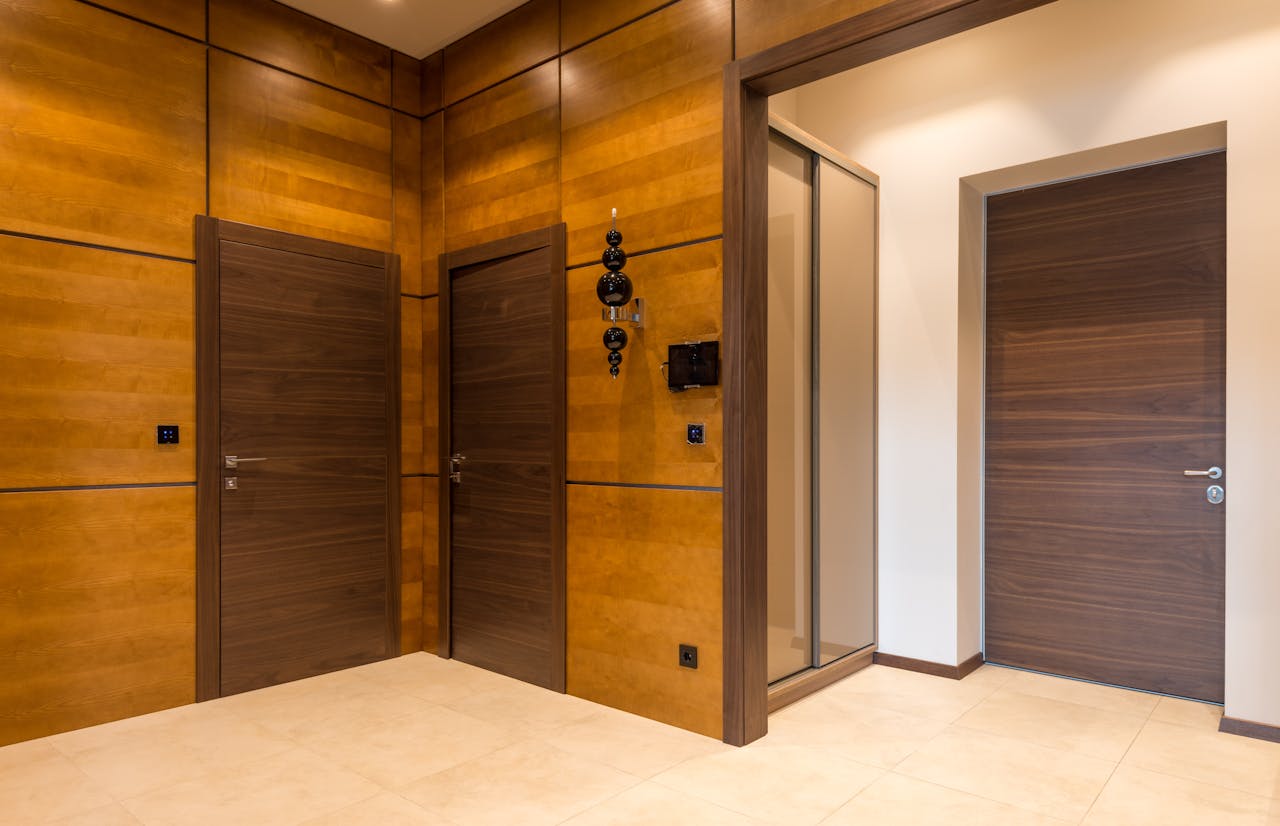 team-03 Contemporary room featuring sleek wooden doors and warm tones in a minimalist style.
